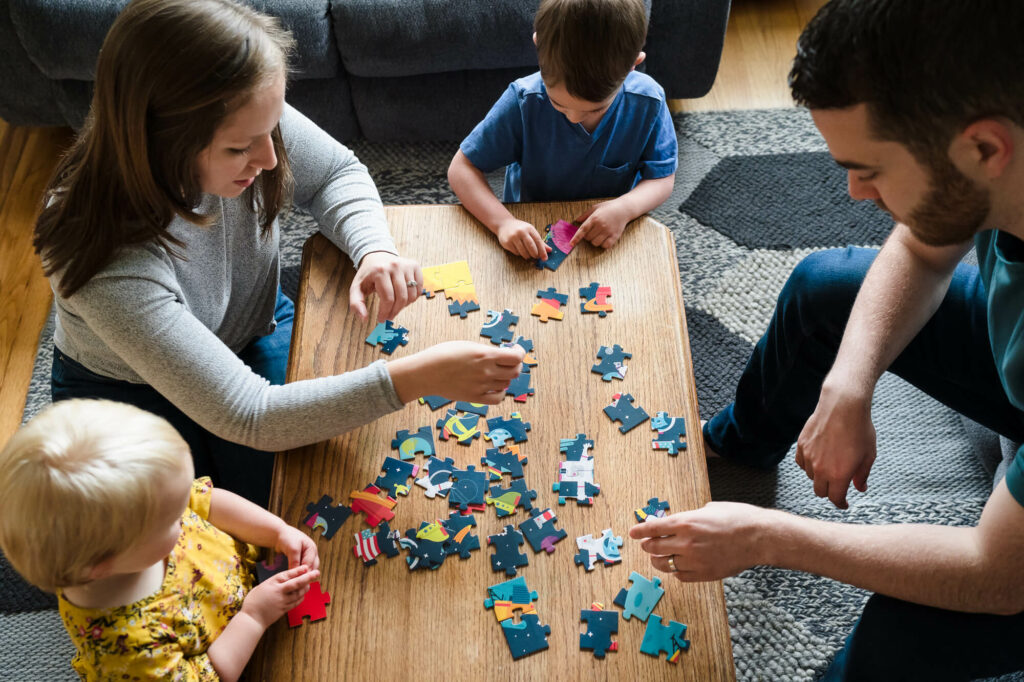 Documentary family photography of family putting puzzle together